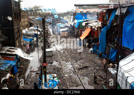 Bandra Slumgebiet mit Schienen durch Stockfoto