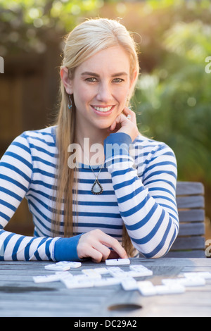 Porträt der jungen Frau mit blauen und weißen top Stockfoto