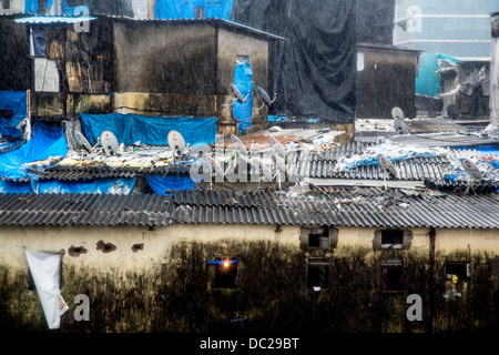 Satellitenschüsseln auf Slum Dächer Mumbai Fernsehantennen Stockfoto