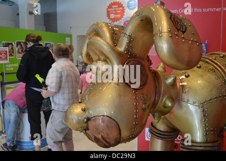 "Dampf-Dog", Teil "Gromit Unleashed" Ausstellung in Bristol befindet sich in @Bristol Stockfoto