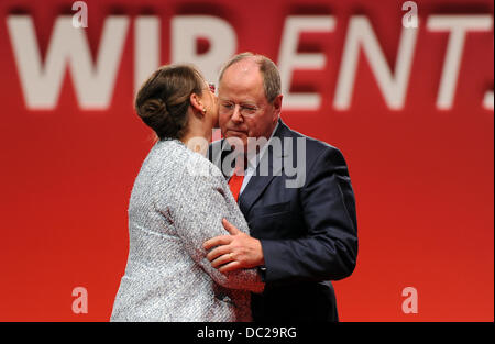 (Dpa-Datei)-ein Datei-Bild vom 16. Juni 2013 zeigt Kandidat der SPD für die Bundestagswahl Peer Steinbrück und seine Frau Gertrud Steinbrueck umarmende einander auf einer Party Treffen der SPD in Berlin, Deutschland. Foto: Britta Pedersen Stockfoto