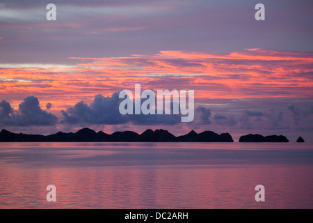 Schöne Wolkenformationen bei Sonnenuntergang in Republik von Palau, Mikronesien. Stockfoto