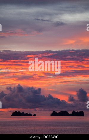 Schöne Wolkenformationen bei Sonnenuntergang in Republik von Palau, Mikronesien. Stockfoto