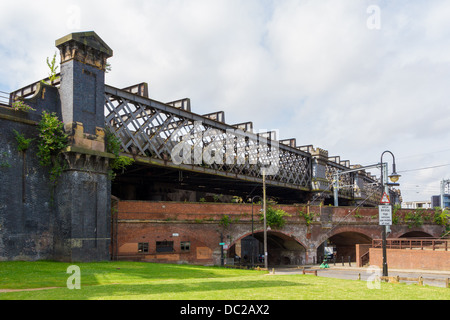 Cornbrook-Viadukt in der Castlefield sind von Manchester Stockfoto