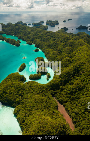 Luftaufnahme der Rock Islands von Palau, Mikronesien (UNESCO-Weltkulturerbe). Beachten Sie im Landesinneren Jellyfish Lake. Stockfoto