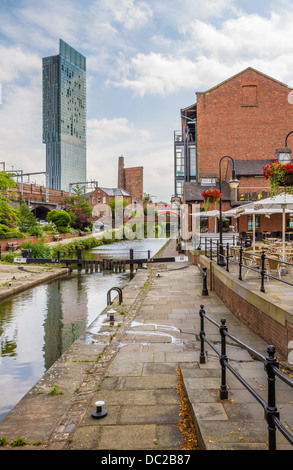 Castlefield in Manchester mit Kanal und Schleuse und Beetham Tower / Hilton Hotel im Hintergrund Stockfoto