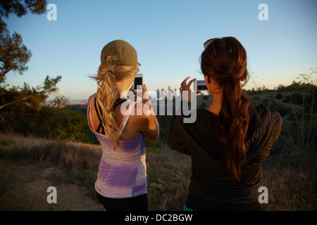 Frauen, die Landschaft zu fotografieren Stockfoto