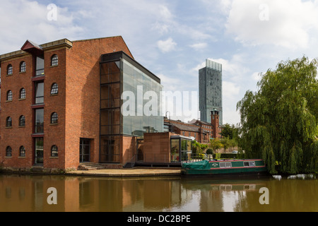 Bridgewater Kanal mit schmalen Boot, sanierten Lager und Beetham Tower, Castlefield, Manchester. Stockfoto