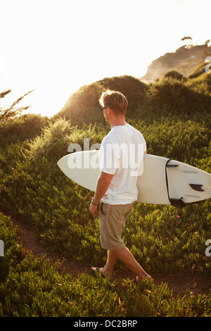 Surfer, die zu Fuß auf den Weg Stockfoto