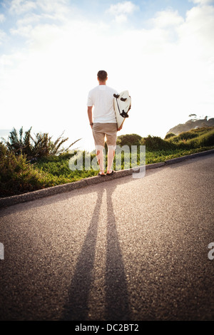 Surfer am Bordstein Stockfoto