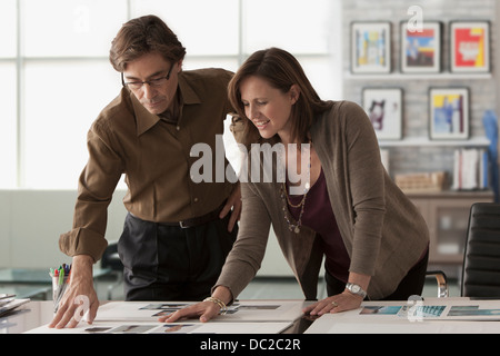 Zwei Personen im Gespräch Stockfoto