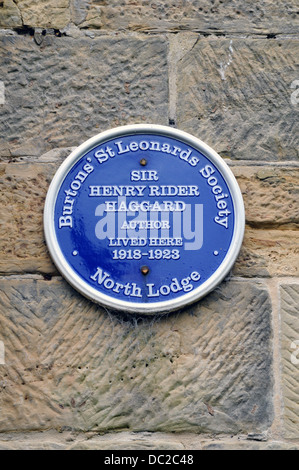 Eine "blaue Plakette" errichtet von der Burton St. Leonards Gesellschaft, 0n die Wand Nord Lodge, St Leonards am Meer. Stockfoto