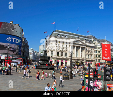 Plakate und Werbung am Piccadilly Circus, London, England, Vereinigtes Königreich Stockfoto