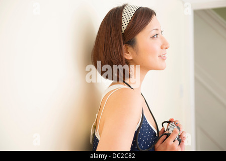 Frau mit Kamera Blick in Ferne Stockfoto