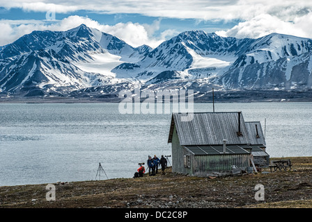 Touristischen Fotografen am Camp Mansfield, eine verlassene Marmor-Steinbruch, Blomstrandhalvoya, Spitzbergen, Svalbard-Archipel, Norwegen Stockfoto