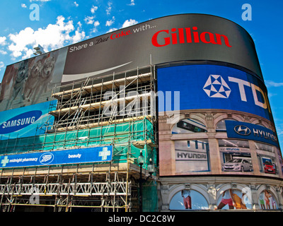 Plakate und Werbung am Piccadilly Circus, London, England, Vereinigtes Königreich Stockfoto