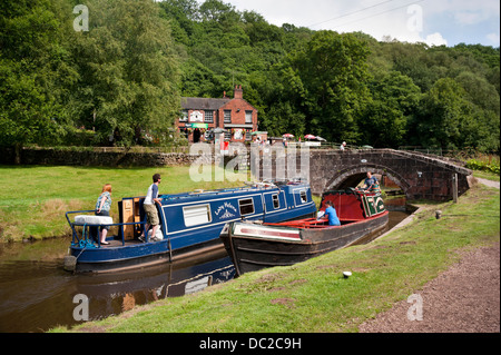 Narrowboats vorbei an einem Sommertag auf dem Caldon Kanal, Consall Schmiede, Churnet Tal, Staffordshire, UK. Stockfoto