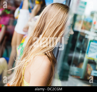 Frau, die in Ferne Stockfoto