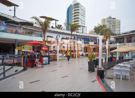 Einkaufszentrum Larcomar an Malecón Cisneros auf den Klippen von Miraflores. Lima, Peru. Stockfoto