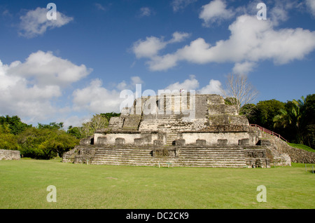 Belize, Altun Ha. Ruinen der Maya-Kultstätte. Platz B, Tempel der Freimaurerei Altäre (aka Tempel des Sonnengottes). Stockfoto