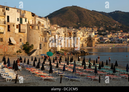 Sonnenschirme am Strand von Cefalù, Sizilien, Italien Stockfoto