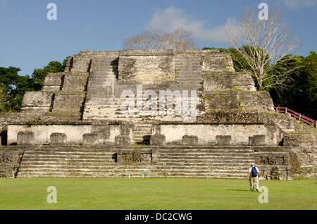 Belize, Altun Ha. Ruinen der Maya-Kultstätte. Platz B, Tempel der Freimaurerei Altäre (aka Tempel des Sonnengottes). Stockfoto