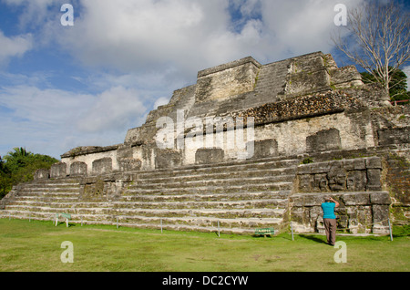 Belize, Altun Ha. Ruinen der Maya-Kultstätte. Platz B, Tempel der Freimaurerei Altäre (aka Tempel des Sonnengottes). Stockfoto