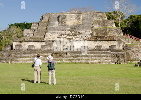 Belize, Altun Ha. Ruinen der Maya-Kultstätte. Platz B, Tempel der Freimaurerei Altäre (aka Tempel des Sonnengottes). Stockfoto