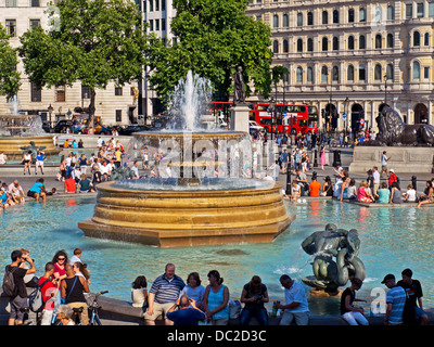 Blick auf Brunnen am Trafalgar Square an einem sonnigen Tag mit Massen von Menschen Stockfoto