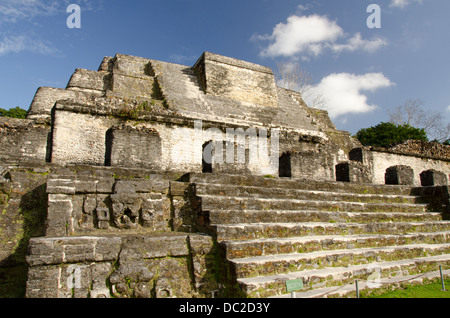 Belize, Altun Ha. Ruinen der Maya-Kultstätte. Platz B, Tempel der Freimaurerei Altäre (aka Tempel des Sonnengottes). Stockfoto