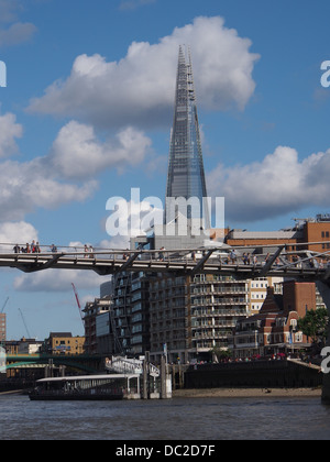 London, Millennium Bridge und Shard Wolkenkratzer Stockfoto