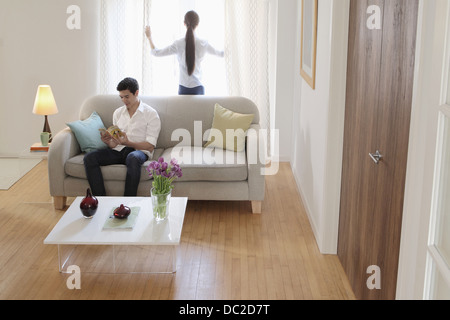 Mann und Frau im Wohnzimmer entspannen Stockfoto