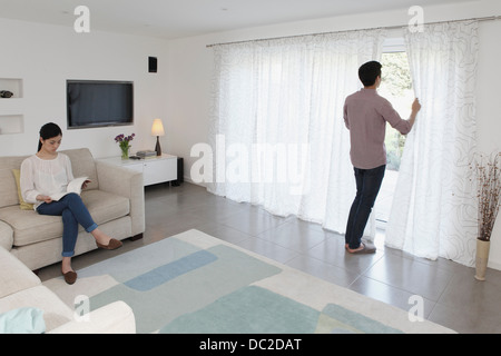 Mann und Frau im Wohnzimmer entspannen Stockfoto