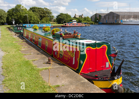 Schmale Boot vertäut am Glasson Dock, Lancaster, Lancashire, England. Stockfoto