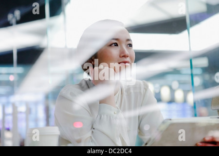 Frau in Café Blick in Ferne Stockfoto