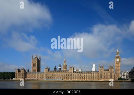 Palast von Westminster betrachtet aus, über den Fluss Themse, London, UK Stockfoto