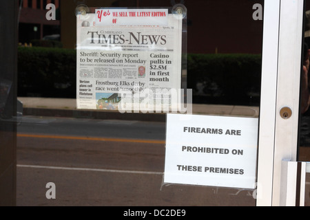 Schusswaffen sind verboten auf diese Räumlichkeiten anmelden Zeitschriftenläden Fenster, Cumberland, Allegany County, Maryland, USA Stockfoto