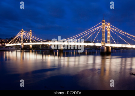 Albert Bridge und Themse in der Dämmerung / Dämmerung / Nacht / Abend Chelsea London England UK Stockfoto