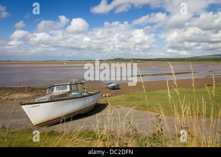 Der Fluß Lune in Glasson Dock bei Ebbe mit Boot. Bezirk der Stadt Lancaster. Lancashire. Stockfoto
