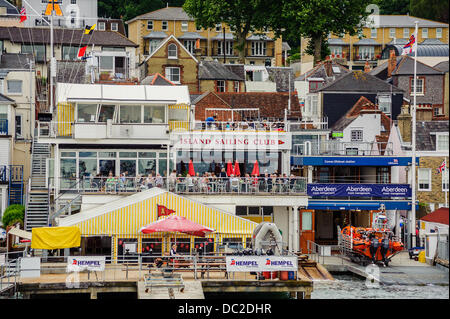 Cowes, UK. 7. August 2013. Insel-Segel-Club während der Aberdeen Asset Management Cowes Woche am Mittwoch, 7. August 2013 Credit: Paul Chambers/Alamy Live News Stockfoto