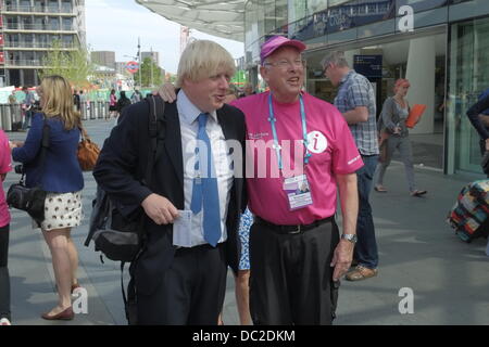 London, UK. 7. August 2013. Bürgermeister von London Boris Johnson trifft London Botschafter in London Kings Cross Station 7. August 2013 UK Credit: David Saunders/Alamy Live News Stockfoto