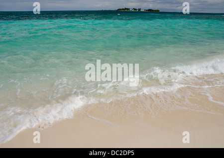 Belize, Stann Creek, Sapodilla Cayes Marine Reserve. Inselansicht von Hunting Caye aus Kalk Caye. Stockfoto