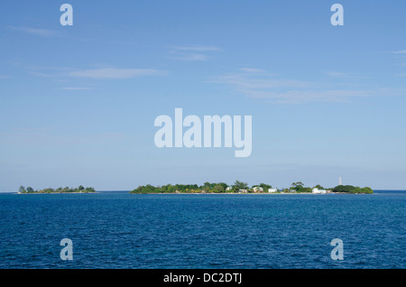 Belize, Stann Creek, Sapodilla Cayes Marine Reserve. Riff-Blick auf Hunting Caye (rechts) und Nicholas Caye (links). Stockfoto