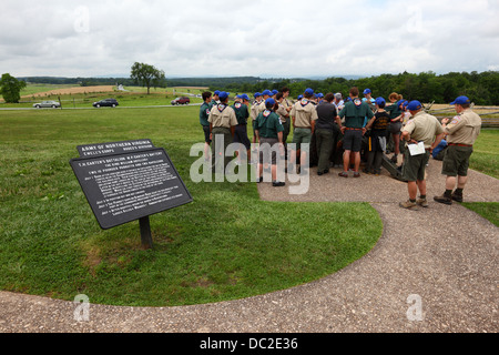 Junge in der Nähe von Pfadfinder besuchen Schlachtfeld ewigen Licht Friedensmonument, Gettysburg National Military Park, Pennsylvania, USA Stockfoto