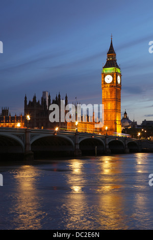 Palast von Westminster in der Abenddämmerung, betrachtet aus über den Fluss Themse, London, UK Stockfoto