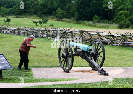 Menschen nehmen Foto von Kanone während des Besuchs von Gettysburg Schlachtfeld, Gettysburg National Military Park, Pennsylvania, USA Stockfoto