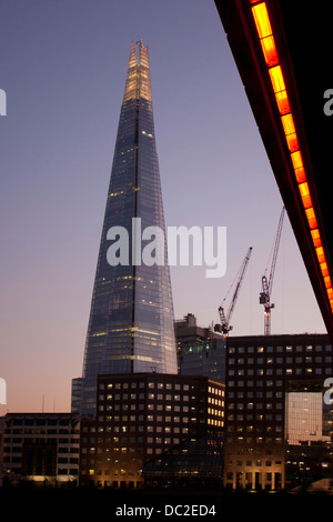 Der Shard Wolkenkratzer von Renzo Piano in der Dämmerung / Dämmerung / Nacht unter London Bridge London England UK Stockfoto
