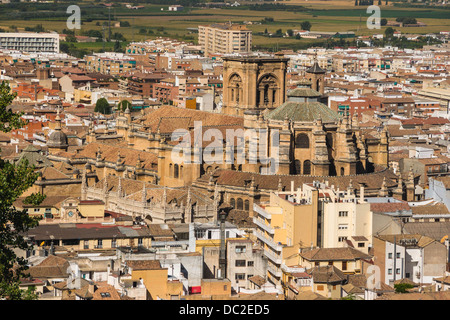 Kathedrale und königliche Kapelle, gesehen vom Alhambra, Granada, Spanien. Stockfoto