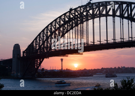 Sydney Harbour Bridge bei Sonnenuntergang Bauteilansicht mit Booten vorbei unter Sydney New South Wales NSW Australia Stockfoto