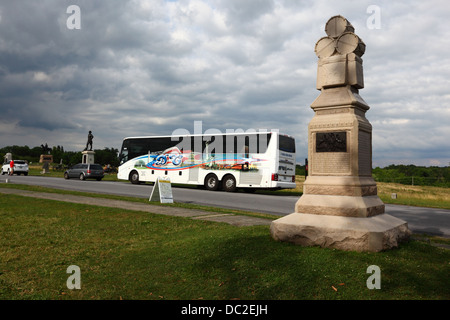 DC-Trails-Tour-Bus und 106. Pennsylvania Infanterie-Denkmal, Gettysburg National Military Park, Pennsylvania, USA Stockfoto